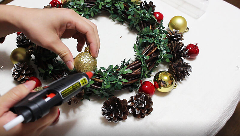 100均 の造花で「クリスマスリース」をプチDIY！1100円で「めっちゃかわいいのができるの！」イチオシichioshi