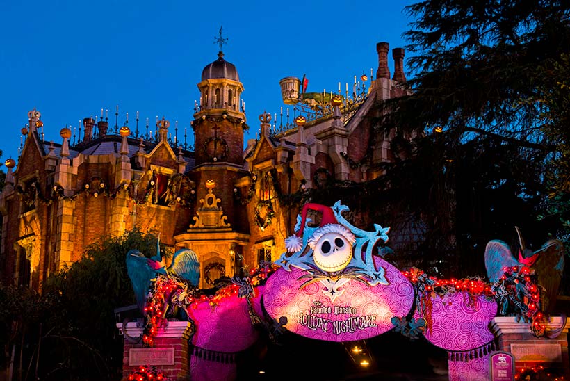 今の時期はやっぱりホーンテッドマンション 乗りたくなるよねっ👻✨ ホリデーナイトメアーver.になってるから ほんっっとーーに大人気で1日中結構な待ち時間があるので🎃🕸️🎄🎅🏻 絶対に40周年記念プライオリティパス🎟️今までで言うファストパスをGETして乗るの