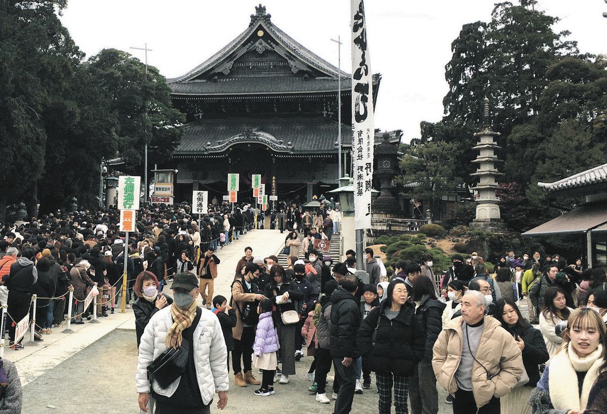 武蔵一宮氷川神社の初詣のにぎわい。鳥居の外まで行列ができた。 - 大宮経済新聞
