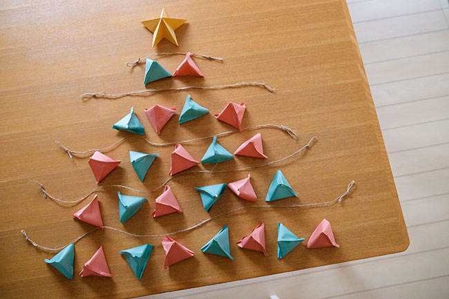 折り紙でアドベントカレンダーを作ってみました🌲, 折り紙でクリスマスまでのカウントダウン、毎日ひとつずつ開けていきますね😊, 使用した作品,「ましかく封筒」15㎝× 15㎝, 「サンタおじさん」12㎝× 12㎝, 作り方はカミキィのYouTubeでご覧ください。,アドベントカレンダーのシールはセリアで購入しました。,origami折り紙 カミキィ