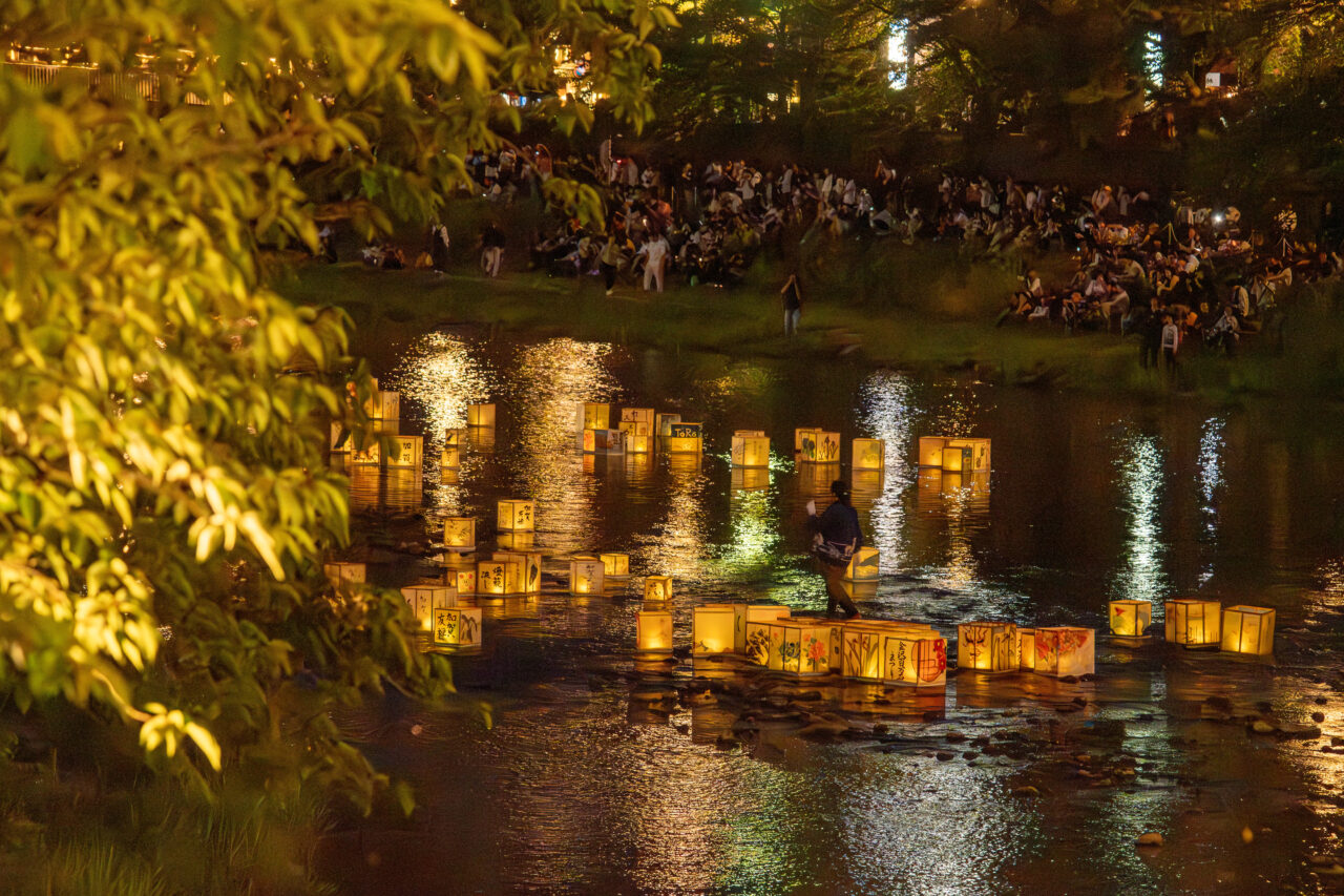 門司港の灯籠流しに参加してきました。 近年、海に流すことは出来ないので 灯籠をステージに並べて供養🙏 今年の当番が真言宗！有り難や〜。 オンアボキャ ベイロシャノウ マカ ボダラマニ ハンドマ ジンバラ ハラバリタヤ ウン ギャーテー ギャーテー ハーラーギャー