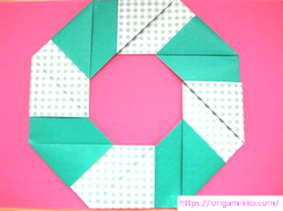 クリスマスにピッタリ♪ 立体リース 折り紙8枚使用 自立するよ！ ‣ めかぶかあちゃんのどんどこ子育て