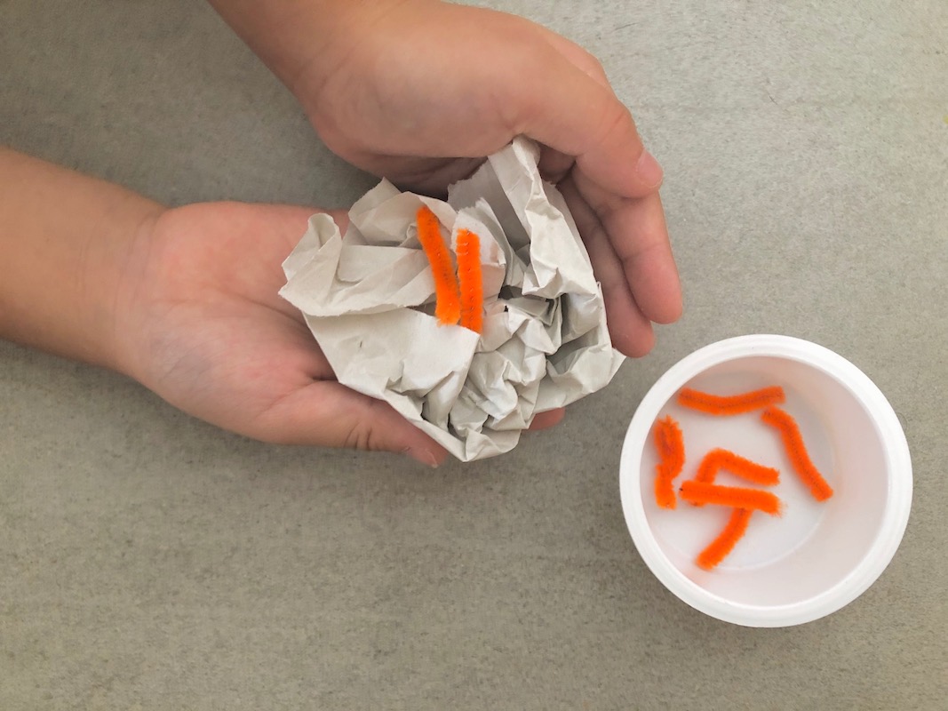 折り紙 お祭の屋台で出てきそうなイカ焼きの折り方