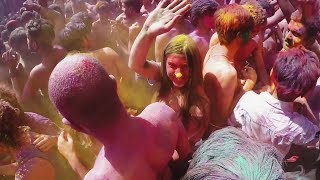 ホーリー祭の間に踊る2人の若い女性無料写真