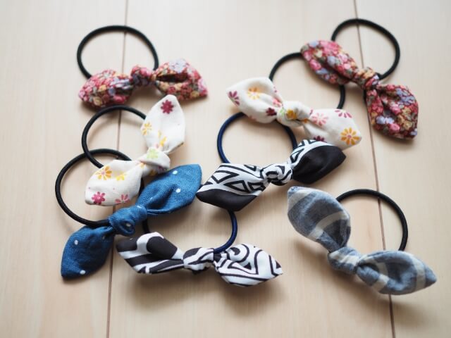 幼稚園のバザーに出すヘアゴム達😊 娘が通っている幼稚園で学園祭があり各家庭から持ち込んでバザーをするらしくその中にハンドメイドの文字を発見！ 前から バザーに興味があって機会があったら私のハンドメイド作品も出したいなーと思っていたので張り切って作っちゃい