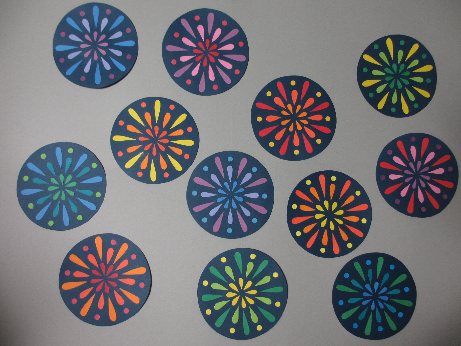 高齢者向け 花火の壁面制作。さまざまな材料で作ってみよう3ページ