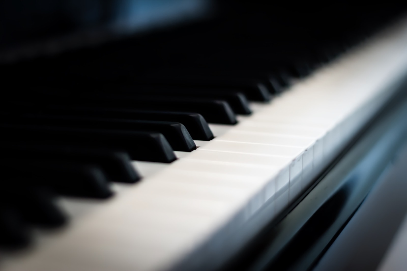 今年のバレンタインは, 甘さだけでなく深みのある, 少しオトナなひとときを🍷, ゴージャスなバレンタインBGMと,ハッピー全開のバレンタインBGM🤎, ２パターンをリール動画で紹介しています▶️, ぜひ聴いてみてくださいね♪, お店でも流せる商用利用可能な,「著作権フリー音楽」です。,ホワイトBGM,WHITEBGM,店内音楽,店舗BGM,店内BGM,店内,音楽,