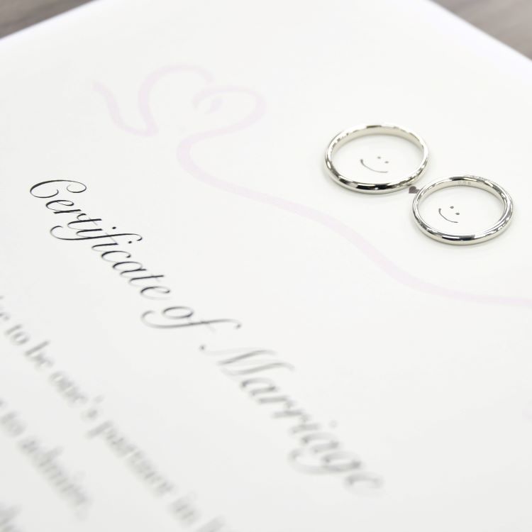 婚姻届と婚約指輪の写真素材FYI02359604ストックフォトの Qlean Market キュリンマーケット