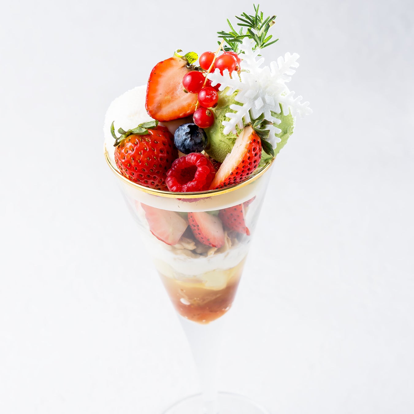 抹茶華やかに。いちごとベリーの「クリスマスパフェ」登場宇治の老舗茶舗 京はやしや