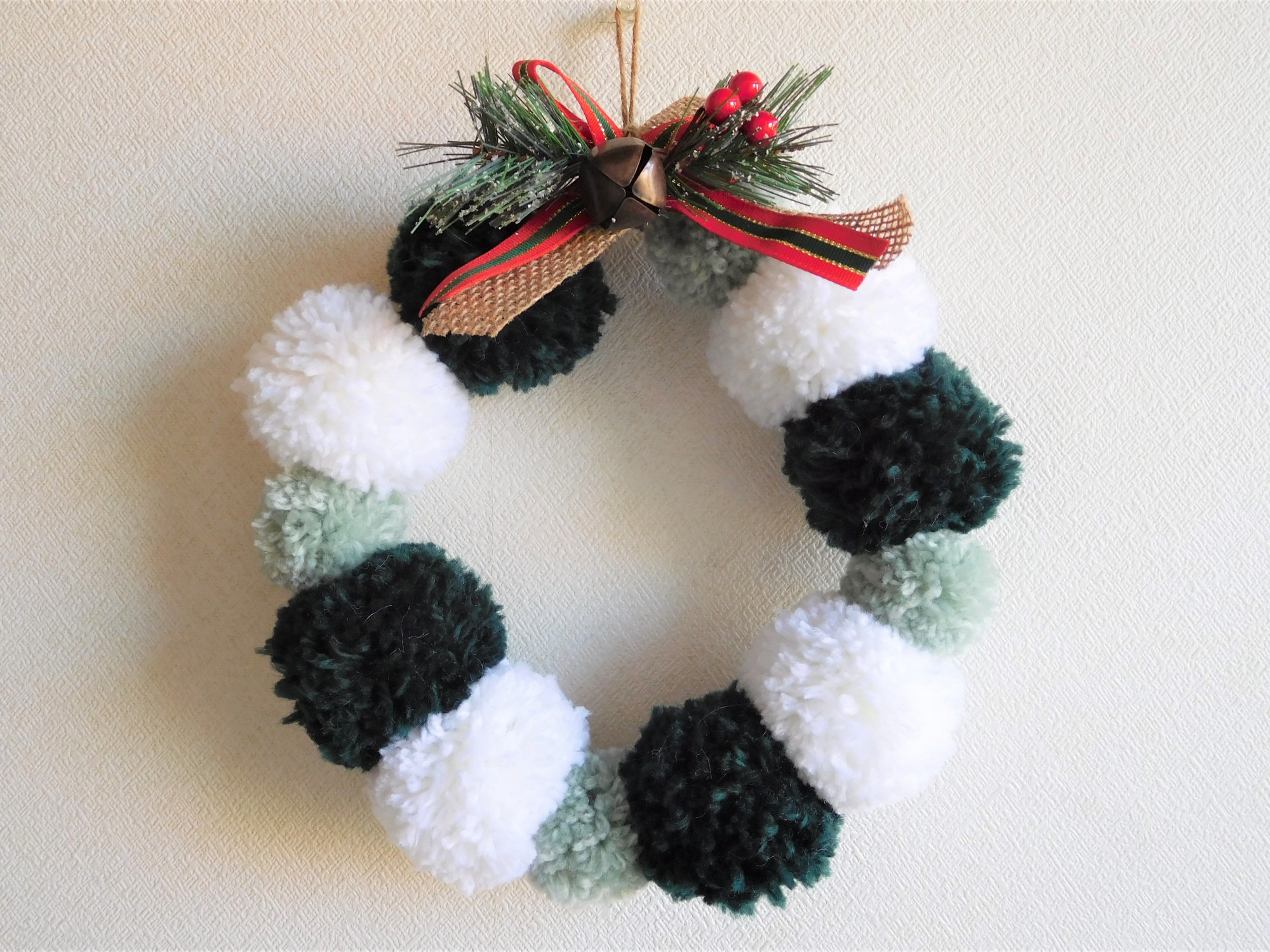 ꕤハンドメイドꕤ クリスマスリース手編みかぎ編み毛糸壁飾り