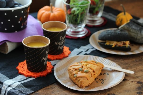 ちょい早いけど, ハロウィンのテーブルコーディネート, このレッスンの頃は食器も, 揃えてないから, ダイソーやセリアの100均のものや,3Coinsでコーディネートしたら, 結構ハロウィンっぽくできました。, テーマは大人のHalloweenってことで, あまり色は使わず,黒とシルバーを基調にコーディネート, してみました。, 食器や真ん中のポイントに置いた, シルバーのランチョンマットは,