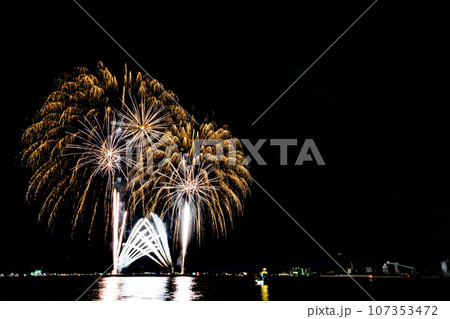 凍えながらでも一見の価値あり、長野えびす講煙火大会。 長野えびす講煙火大会 長野県長野市ONESTORY