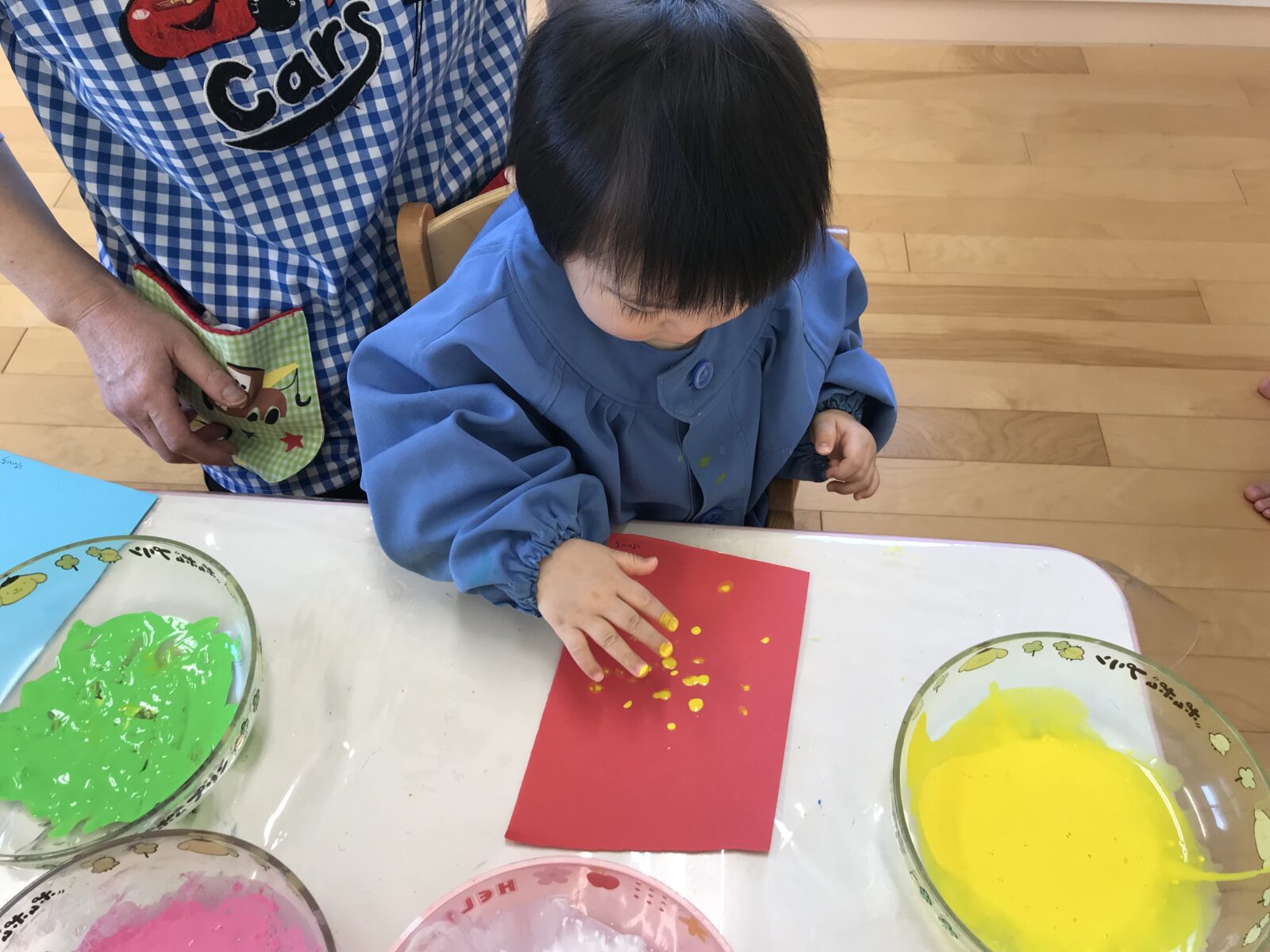 紙コップのペタペタひな人形〜指スタンプでひな祭り製作〜保育と遊びのプラットフォーム ほいくる