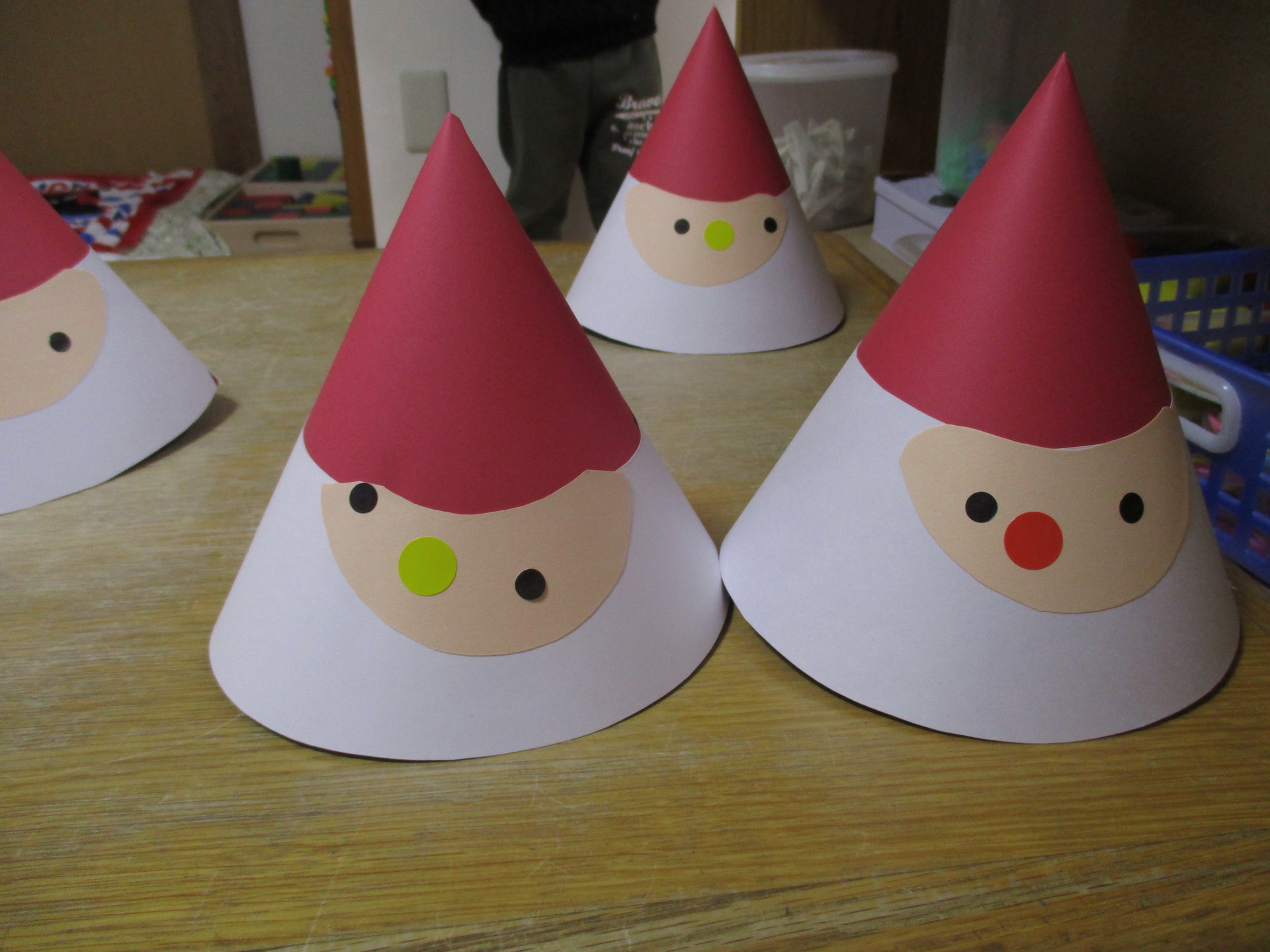 サンタ帽子製作⭐みるく組葵第一幼稚園BLOG
