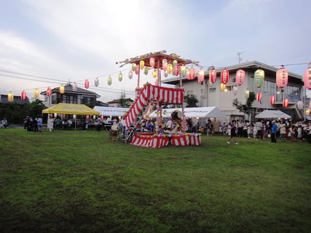 防衛省市ヶ谷駐屯地・基地盆踊りに伺いました。自民党女性局の女性塾でお世話になった山田美樹先生と塾生の仲間と盆踊りを踊りました。以前、元自衛官「ヒゲの隊長」の佐藤まさひさ先生が、「自衛隊の車に空き缶を投げる人がいた。自衛隊への理解をより深めていきたい」と