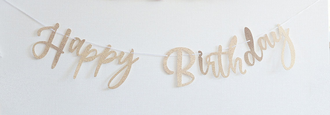 誕生日飾り付け100均セリアのアイテムも活用 おしゃれなくすみカラーのバルーンとペーパーフラワーで中学生娘のお祝いをしましたUCHIの平屋