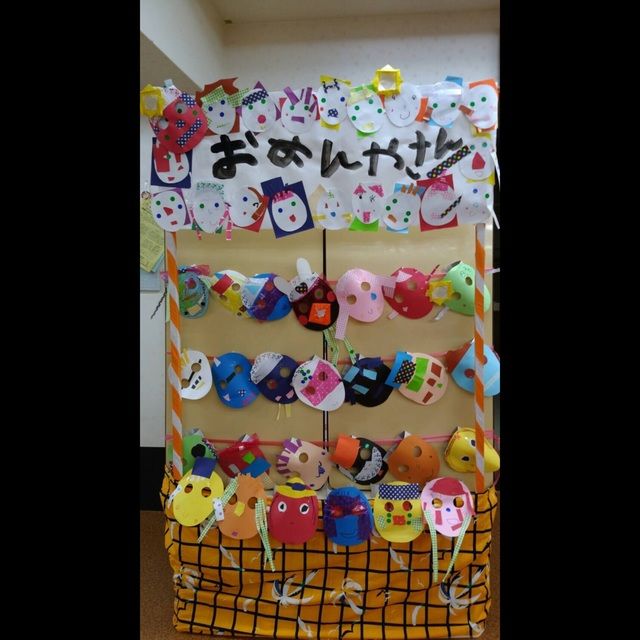 こんにちは、きりん組です🦒✨ 夏祭りの看板作りの様子をお伝えします🎶 食べ物の写真を見比べながら本物そっくりなとうもろこしを描いたり、かき氷の看板には、ブルーハワイ味などメニューも書いていました🍧子どもたちのこだわりがいっぱい詰まった看板が完成しました