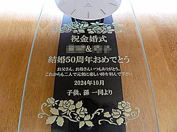 還暦祝い 時計 『リースクロック ～花輪の名入れ掛け時計～ 全3色』 還暦祝い 女性 時計 名入れ 古希祝い 喜寿祝い 米寿祝い 退職祝い 金婚式結婚記念日などのプレゼントにも 送料無料 ラッピング無料-絆を深める応援団 - プレゼント＆ギフトのギフトモール