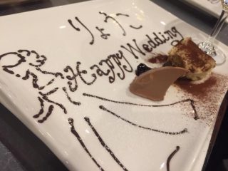 Mサイズ ♡ハッピー ウェディング♡ 木製 ラウンドプレート 1枚 結婚祝 結婚記念 名入れ可 中皿 A Little Happiness 通販17886427Creema クリーマ