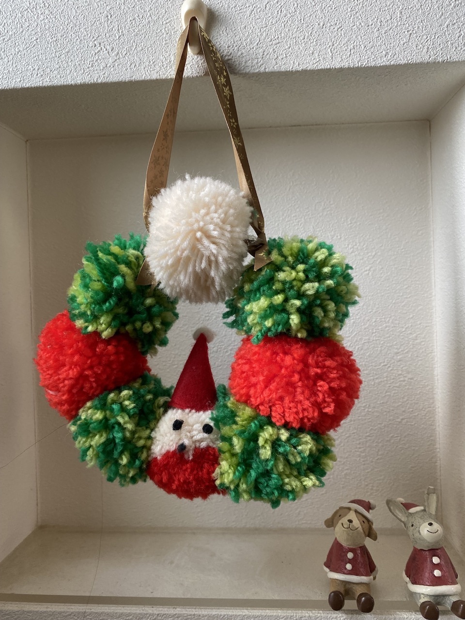 100均DIY 毛糸ポンポンリースの作り方 - YouTube