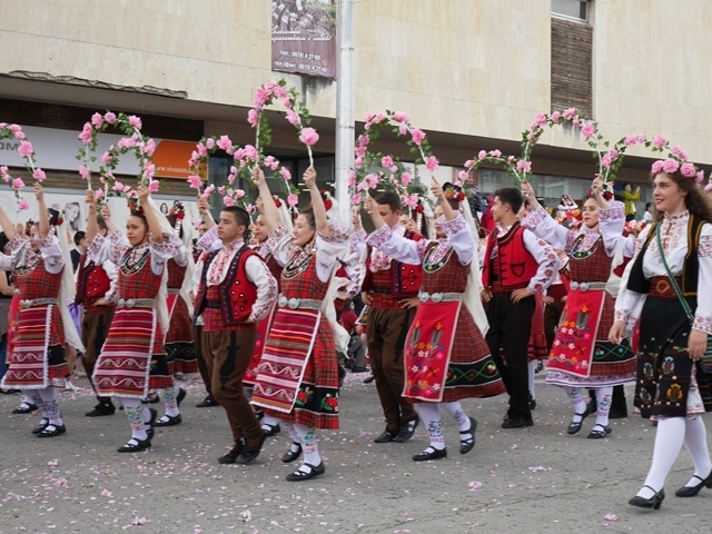 ブルガリア ダマスクローズが咲き誇るバラの谷の「バラ祭り」 - ippin イッピン