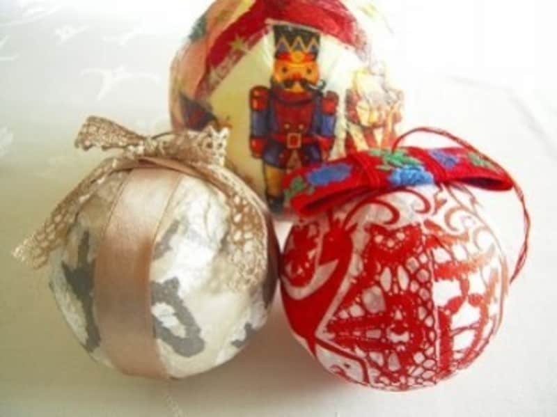 女性用教会のファンシードレス帽子 花嫁用ヘッドドレス ブライダルフラワー装飾 ホワイトウェディングハット - 中国ブライダルドレスハット、ヘッドピース、フスシネーターハット、ウエディングハット 価格