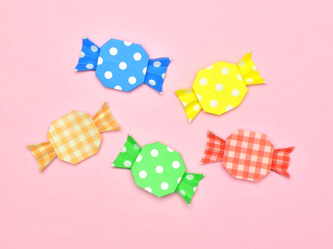 折り紙で作るハロウィンのお菓子入れの画像