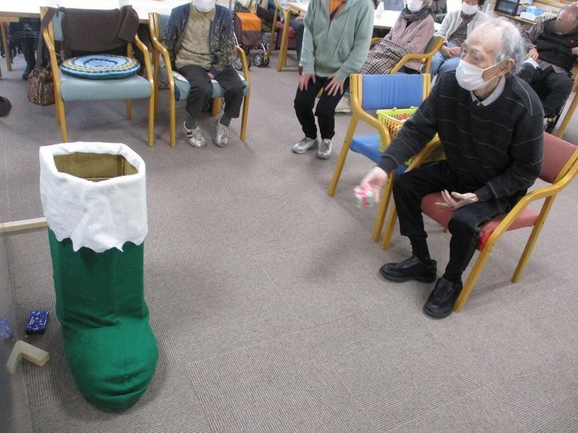 高齢者が喜ぶ！クリスマスイベントで盛り上がるレクゲーム5選！『ケアキャリア・ナビゲーター』 介護職の転職とキャリアアップのための完全ガイド