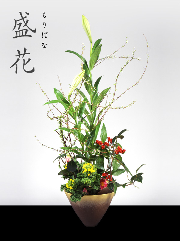 お正月のお花 より . この一年の感謝と令和7年への願いを込めてお正月花の作品を生けましたみなさん力作です！ . Our ikebanafor the New Year. Goodbye 2024, and look forward to 2025 都古流いけばな都 古流いけばな古流花生花生け花華道