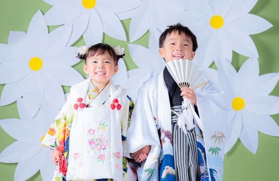 お宮参り撮影 広島東照宮 お宮参りの撮影は色々とバリエーションがありますが、お母さんとお子様の産着姿が一番良いシーンこれから先に何度見返してもその時の気持ちを思い出せるような１枚を撮影して参ります この度はご依頼ありがとうございました産着祝い着お