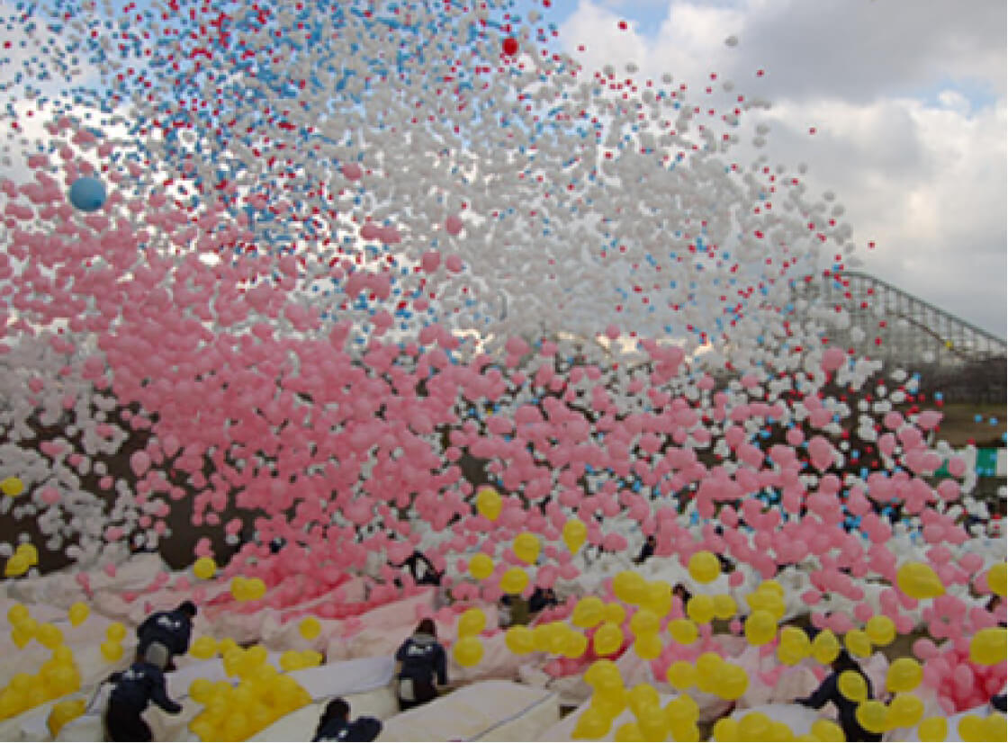 風船で空を飛ぶ」という子どもの頃の夢を叶えるべく巨大風船を使って実際に空飛ぶ驚異のスタントが行われる - GIGAZINE