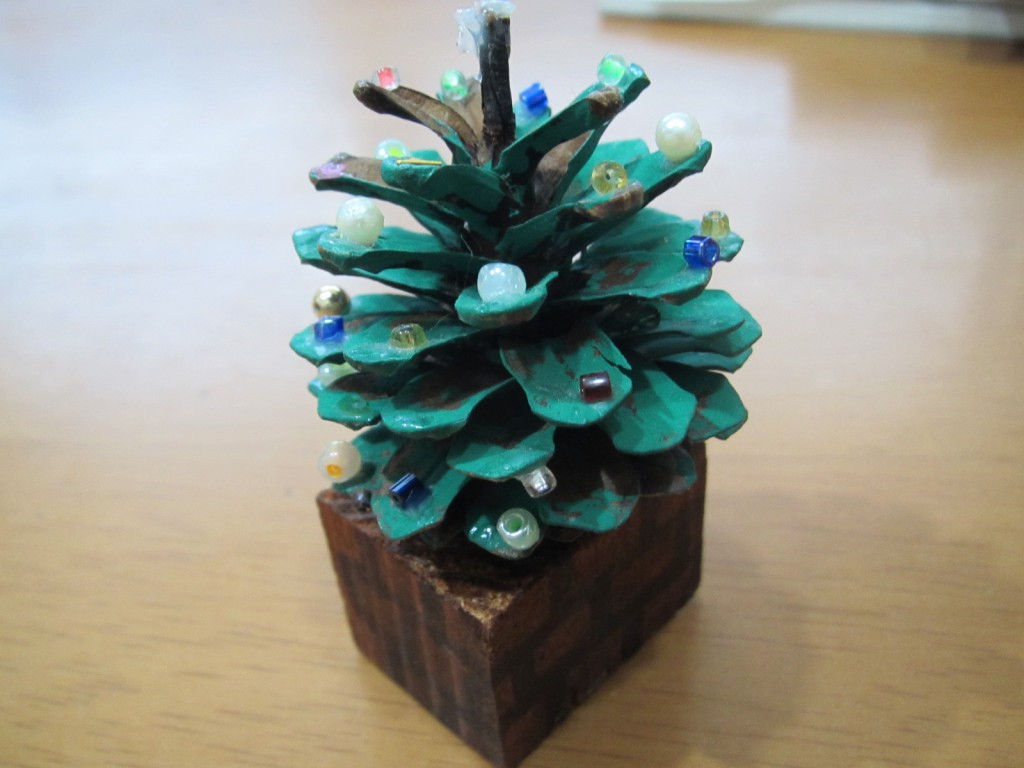 100均材料で「松ぼっくりツリー」を作りました！ クリスマスのハンドメイド・作り方紹介！LEE