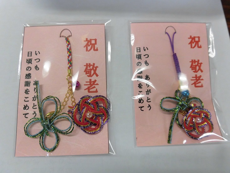 ノベルティ 敬老会 記念品 施設 プレゼント ふくろうの親子 男性用 箸一膳 スプーン 赤 セット 敬老の日 デイサービス 600円 プチギフト町内会 町会 自治会LINEブランドカタログ