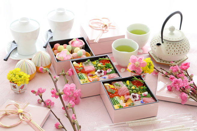 ひな祭りを華やかに楽しもう🎎🌸3月3日は ひな祭り！ 女の子の健やかな成長を願うこの日は、 美しいひな人形や色とりどりの食べ物でお祝いする伝統があります✨ 🌸 ひな祭りの豆知識 🌸 ひな祭りに欠かせない「ひし餅」の三色には、 それぞれ意味があるとされています