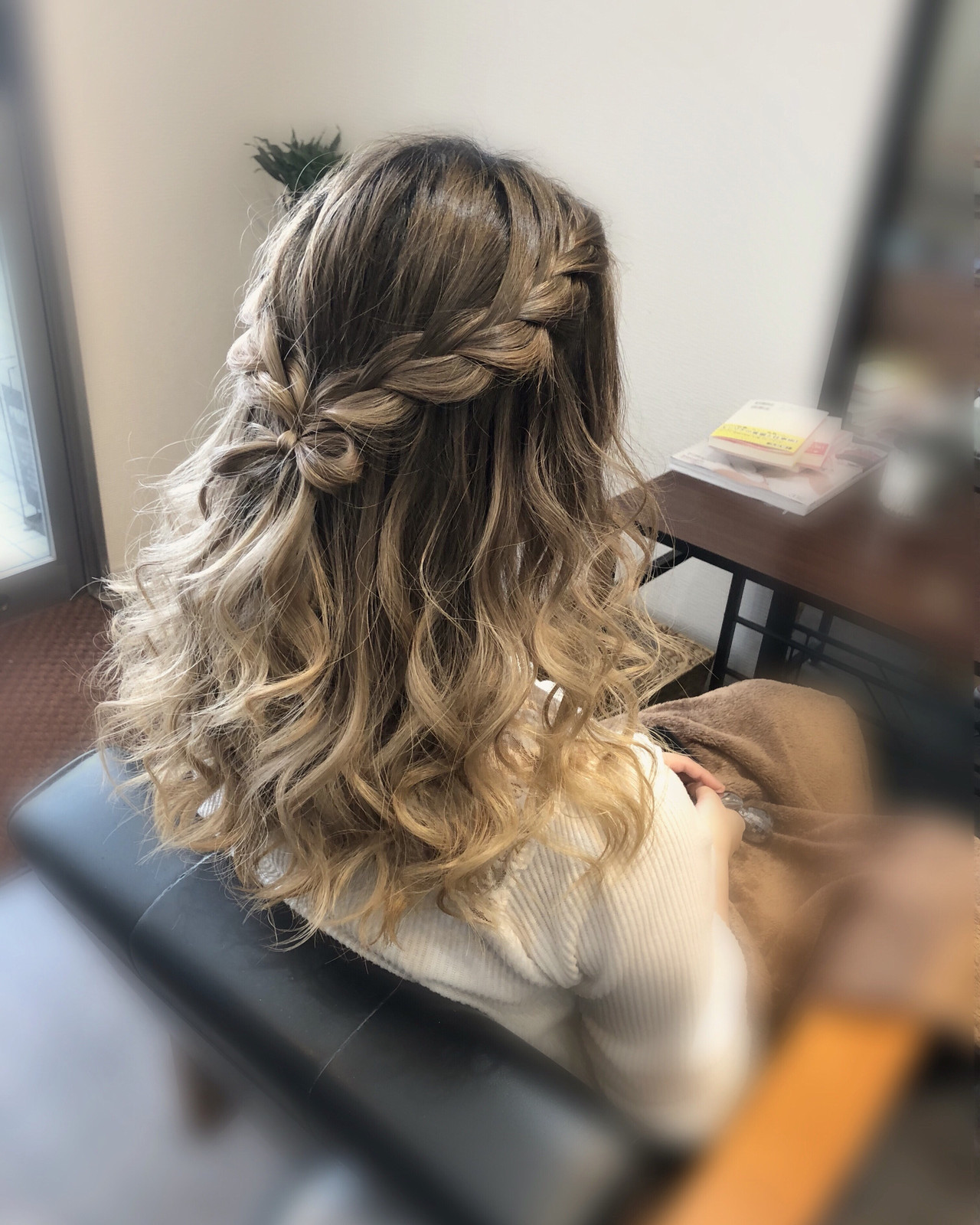 結婚式のハーフアップ 上品お呼ばれヘアアレンジを紹介！ロング・ミディアム・ボブetc.ゼクシィ