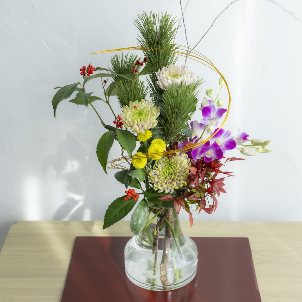 生け花・ガラス花器に正月花 _シンビジウムとイイギリの実を加えて_Sogetsu Ikebana_For new year