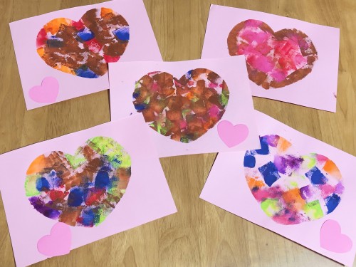 バレンタイン製作 0歳児・1歳児 手先を使う「ハート型の贈り物」
