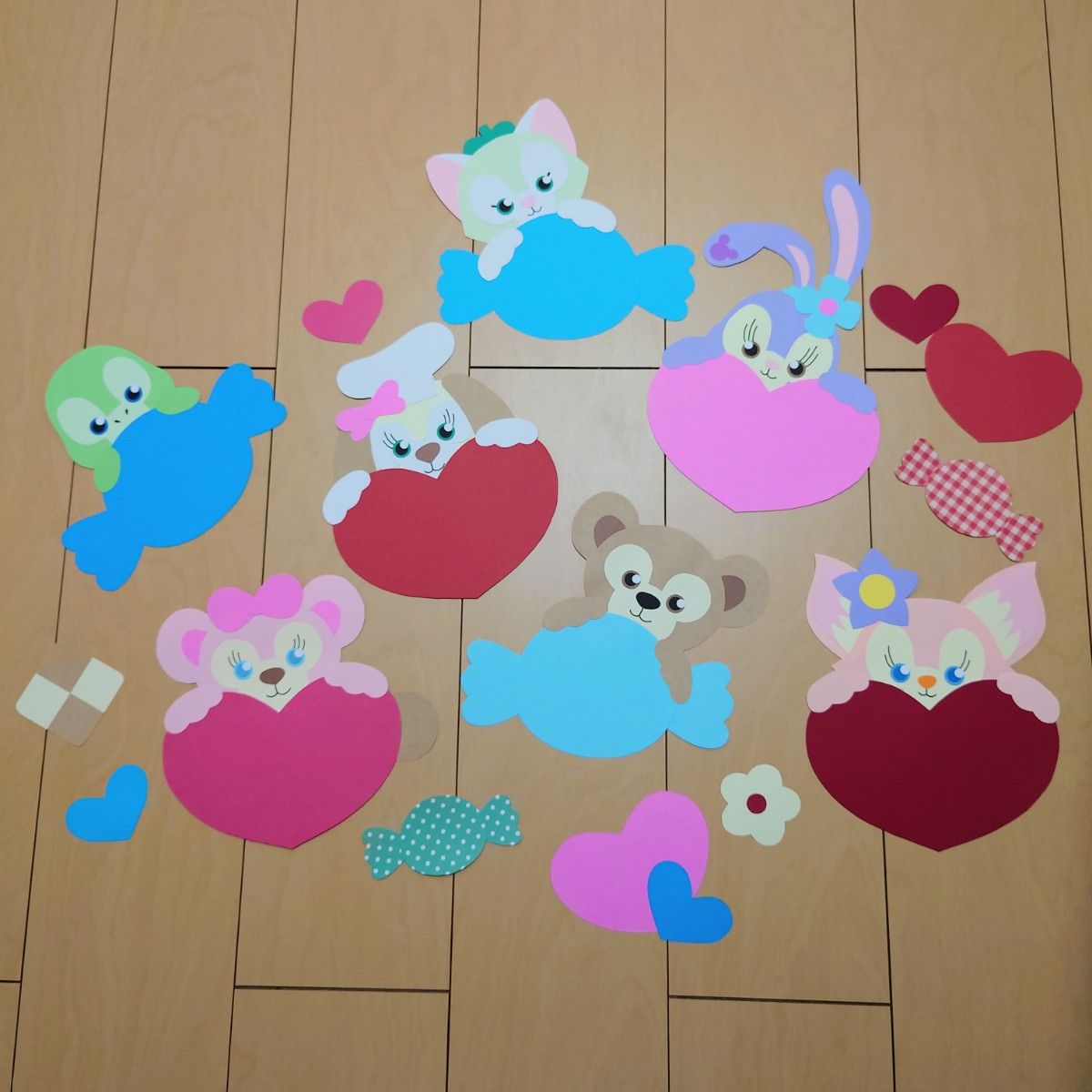 momonoheya_hoiku 💗ハートいっぱいブーケ💗 自由にデコレーションして、かわいいブーケを作ってね！ バレンタインのプレゼントにおすすめ💐画用紙に貼ったり、ラミネートすると丈夫になるよ♪ ぜひ作ってみてね！ ♡その他の投稿はこちら♡ @momonoheya_hoikuももの