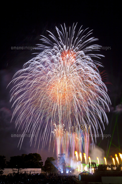 夏の花火大会：手筒花火とスターマインの魅力