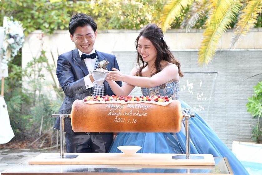 ✨セレモニーバウムクーヘン✨ 結婚式や誕生日など特別な日に！ バウムクーヘンを１本まるごと、いかがでしょう❤️ 見た目のインパクト絶大です。 贅沢な バウムクーヘン、食べてみませんか⁉️セレモニー結婚式誕生日かぶりつきガブリバウムクーヘン
