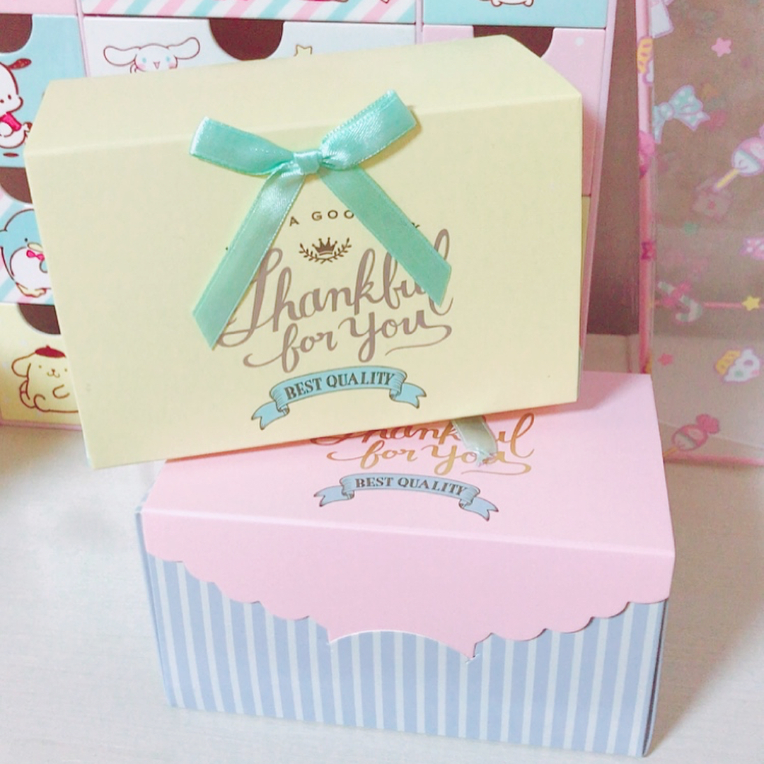 素敵なラッピングアイデア 5選今回は、周りと差がつく、素敵なラッピングアイデアをご紹介。 ギフトを贈る際は、ぜひ参考にしてみてくださいね。==================== □リボンを巻いたアレンジ 透け感のあるリボンを巻いたアレンジ。透明のボックスともよくマッチし