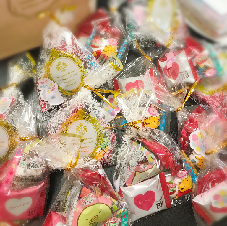 32枚 キッズ バレンタインデイカード ミニ発光恐竜 幼児バレンタインギフト 教室交換パーティー記念品 かわいいバルクグッディーフィラー 学校 クラス幼稚園 アクティビティ 男の子 女の子 3歳以上