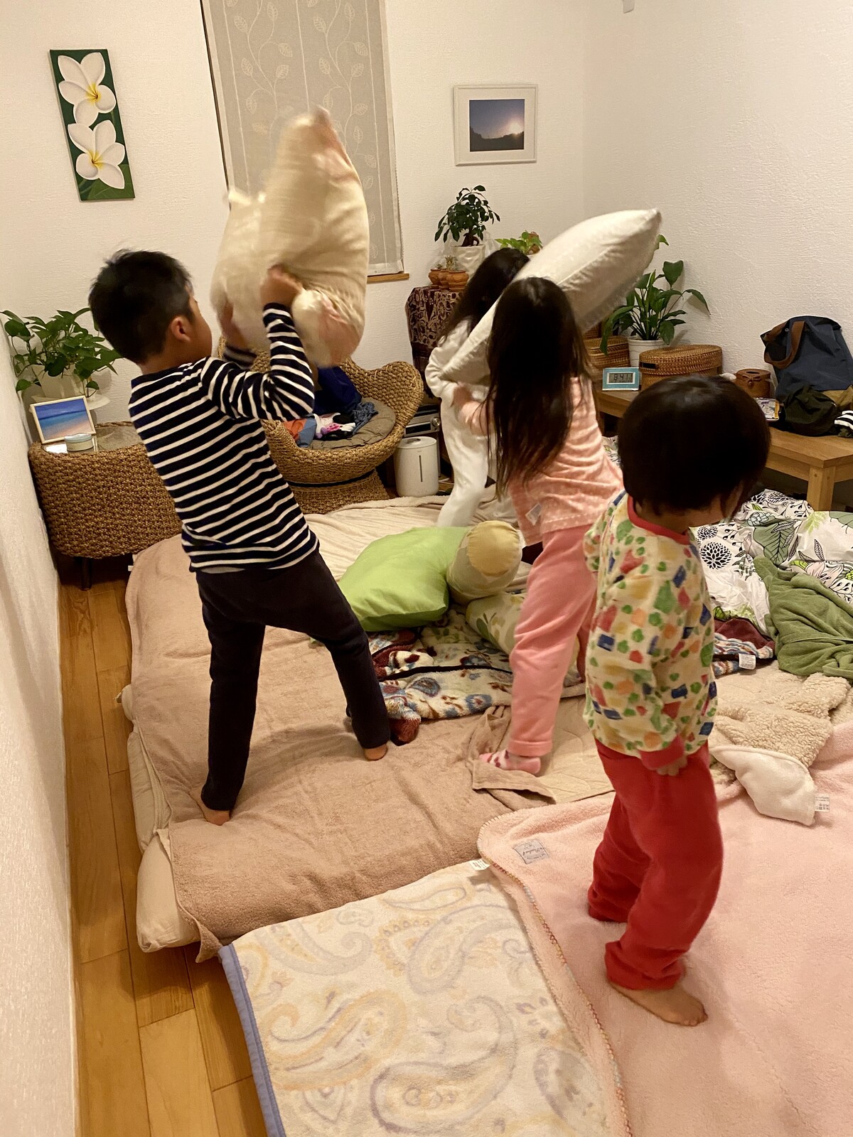 🛎年中お泊り会① 出発＆ASOBIG！ ,9 4 木 〜5 金 は、本来予定していた大山合宿がツキノワグマ出没のため中止に 。園児・職員の安全を第一に考えた結果です。,その代わりに、一味違ったチャイルドクラブでの「お泊り会」に変更✨,朝はいつも通り登園し、保護者の方にお布団の搬入をお手伝いいただきました。9時には出発し、西武線に乗って東大和市駅へ。徒歩1分の『ASOBIG あそびっぐ 』に到