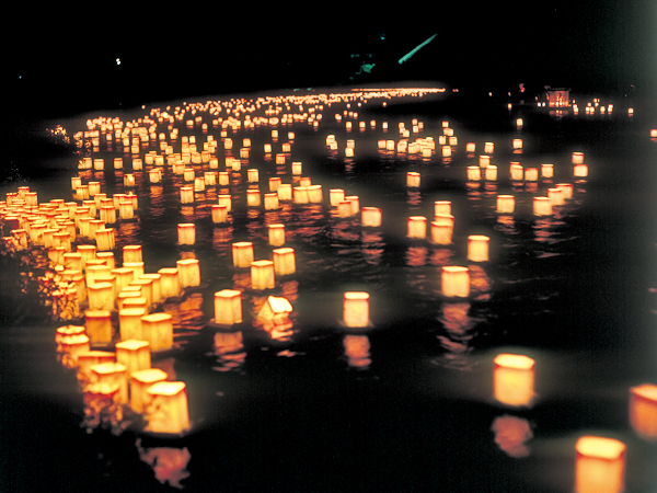 大切なあの人と見たい。日本国内で観られる光の絶景「灯篭流し」12選RETRIP リトリップ