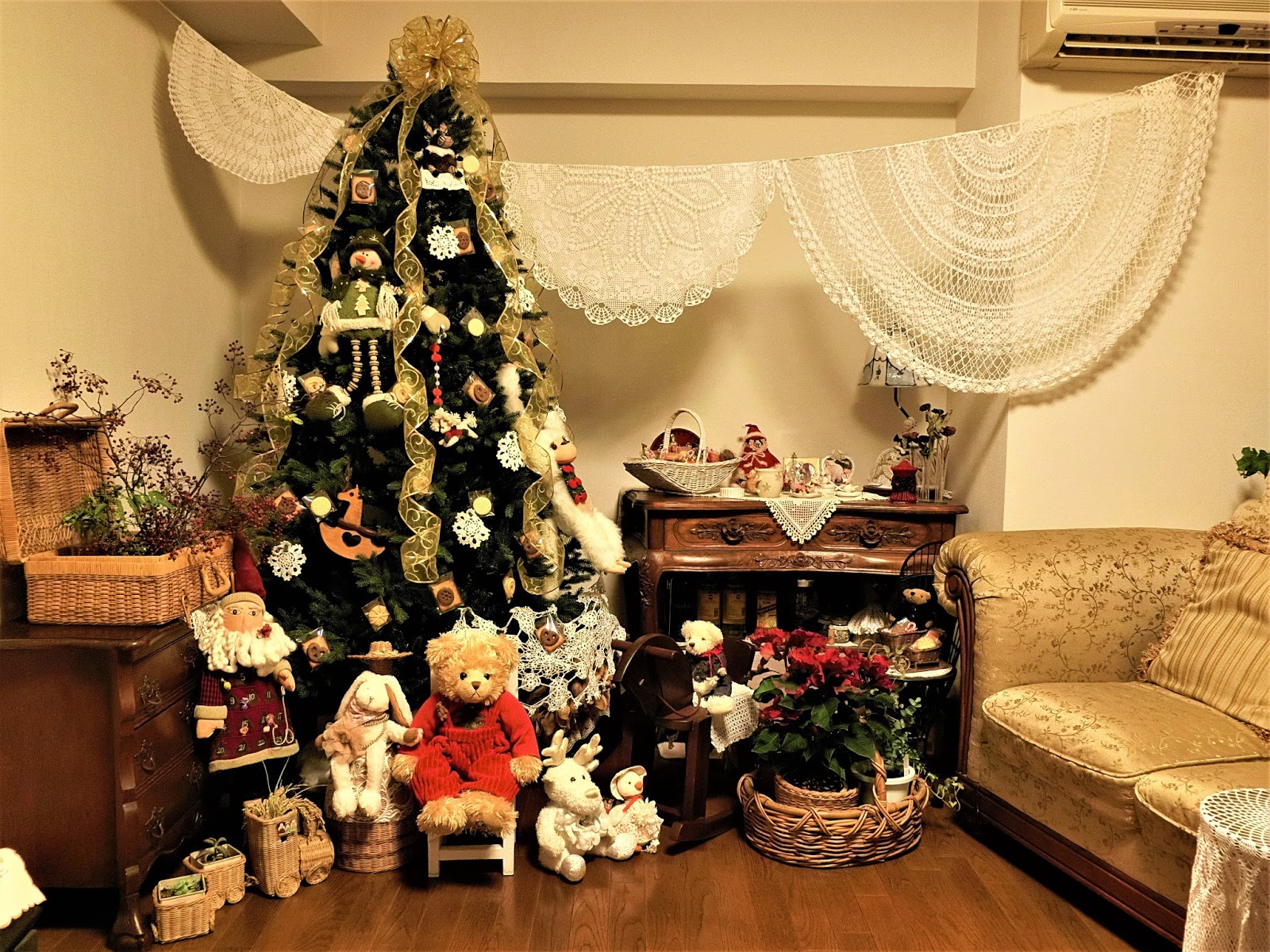 133,823 クリスマス 部屋 Stock Photos, High-Res Pictures, and Images - Getty Imagesクリスマス 帽子, クリスマス 飾り, ハロウィン 飾り