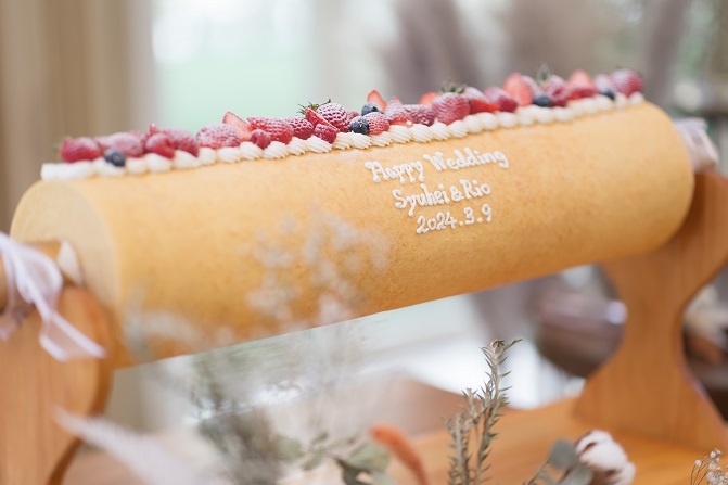 1本焼きのバウムクーヘンをウェディングケーキの代わりに🎂 まるごとバウムクーヘンに、 パウダーシュガーをふりふりと振りかけて、二人で並んでそのままぱくり！ バウムクーヘンにお花やフルーツがデコレーションされているのも珍しくて可愛くて、新鮮で可愛い演出です