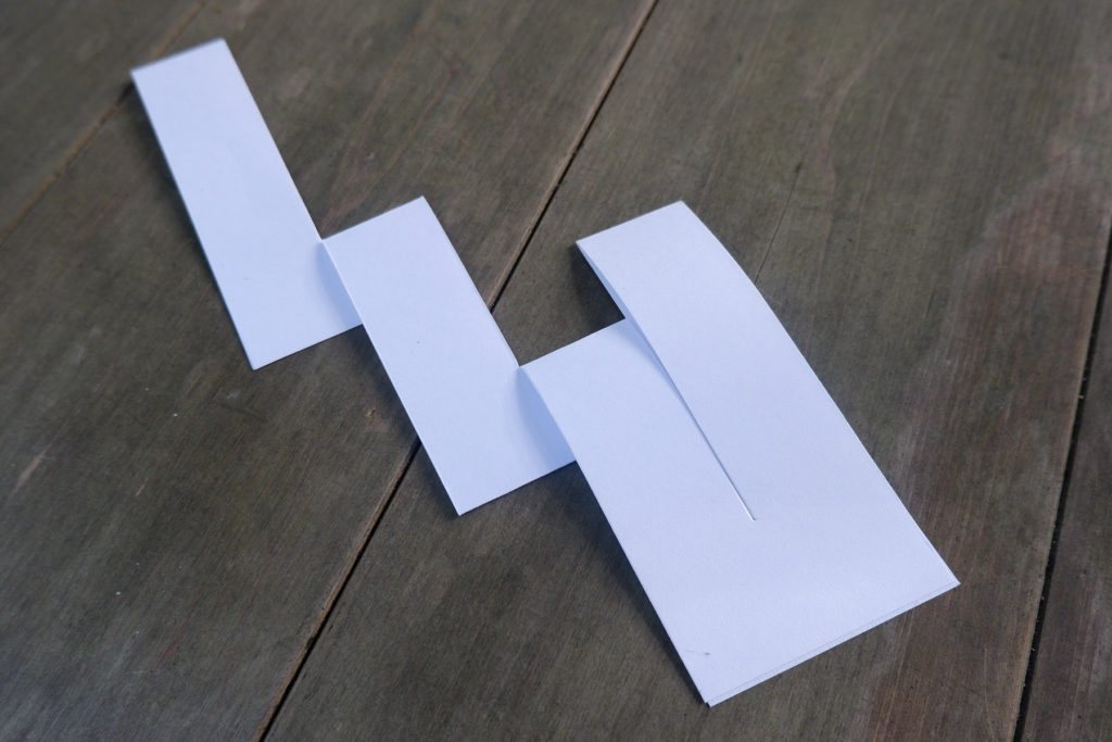 しめ縄の白い紙「紙垂」の向きや意味、作り方、白くない紙垂を解説 - 株式会社 折橋商店