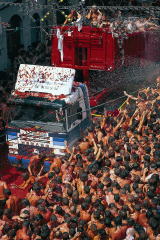 トマトまみれで街が真っ赤に！？スペインの奇祭「トマト祭り」徹底紹介株式会社アミナコレクション