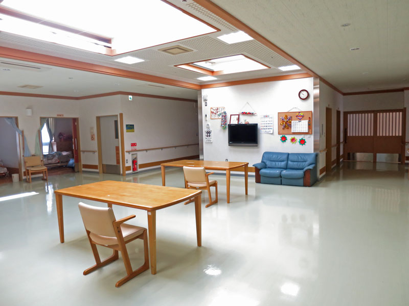 老人ホームの面会でお菓子は差し入れできる？おすすめのお菓子や注意点を解説 - みなとや