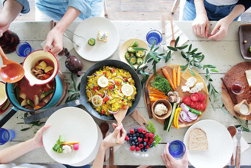 食卓をわいわい囲んでおもてなし♪みんなで作って楽しい「パーティーレシピ」キナリノ